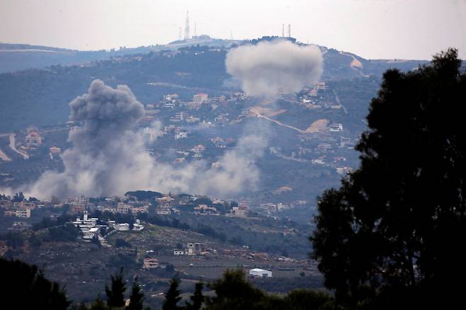 이스라엘군이 레바논 남부 크파르 킬라 산간 마을을 폭격해 연기가 피어오르고 있다. /연합뉴스
