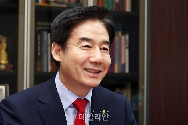 이용호 국민의힘 의원이 17일 오후 의원회관에서 총선 서울 마포갑 출마와 관련해 데일리안과 인터뷰를 갖고 자신의 입장을 밝히고 있다. ⓒ데일리안 홍금표 기자