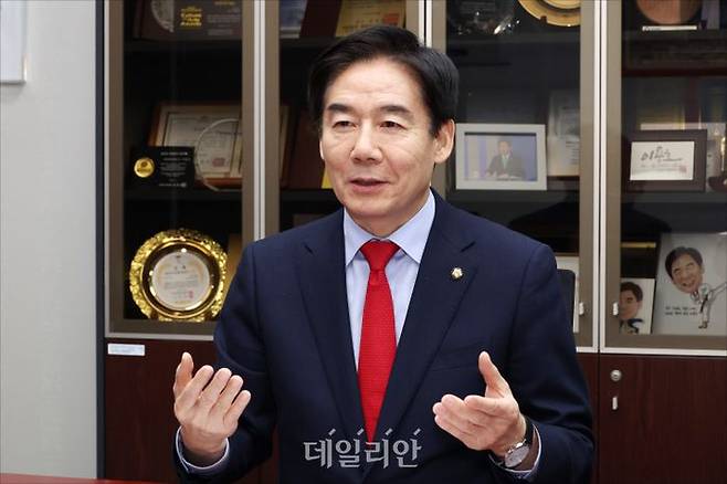 이용호 국민의힘 의원이 17일 오후 의원회관에서 총선 서울 마포갑 출마와 관련해 데일리안과 인터뷰를 갖고 자신의 입장을 밝히고 있다. ⓒ데일리안 홍금표 기자