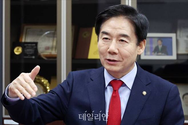 이용호 국민의힘 의원이 17일 오후 의원회관에서 총선 서울 마포갑 출마와 관련해 데일리안과 인터뷰를 갖고 자신의 입장을 밝히고 있다. ⓒ데일리안 홍금표 기자