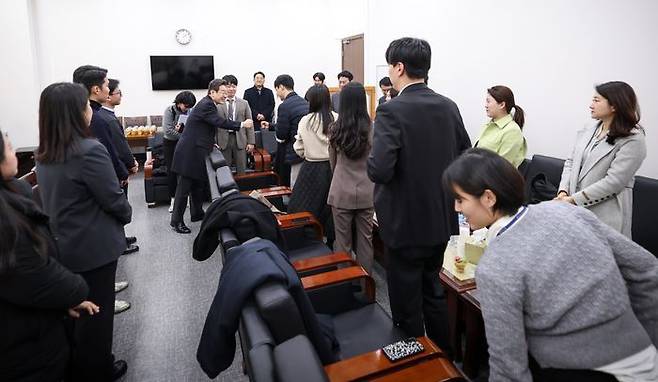 이재명 더불어민주당 대표가 18일 오후 서울 여의도 국회 당대표 집무실에서 가덕도 현장 취재에 동행했던 기자들과 현안 관련 비공개 차담회에 앞서 인사를 나누고 있다. ⓒ더불어민주당 제공