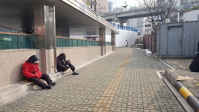 서울역에서 생활하는 거리 노숙인들이 추운 날씨 속에 길거리에서 잠을 청하고 있다. /사진=김수연 기자
