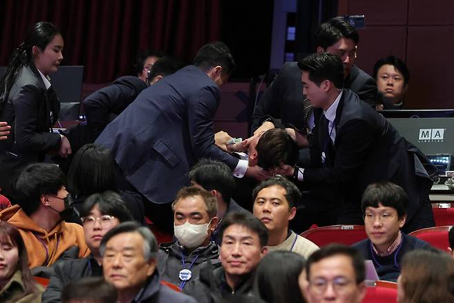 18일 오전 전북 전주 한국소리문화의전당에서 열린 전북특별자치도 출범식에 참석한 강성희 진보당 의원이 윤석열 대통령에게 악수하면서 발언을 하자, 대통령경호처 경호 요원들이 강 의원의 입을 틀어막고 강제로 퇴장시키고 있다. 대통령실사진기자단