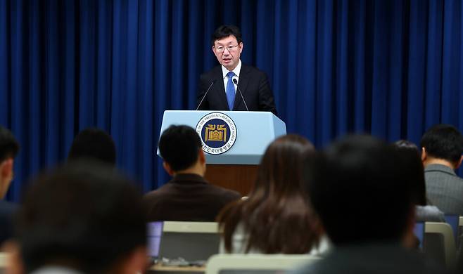 성태윤 대통령실 정책실장이 18일 서울 용산 대통령실 청사에서 브리핑하고 있다. 연합뉴스