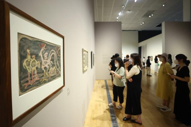 지난 2022년 서울 종로구 국립현대미술관에서 열린 '이건희컬렉션 특별전: 이중섭'을 찾은 시민들이 전시 작품을 살펴보고 있다. 연합뉴스