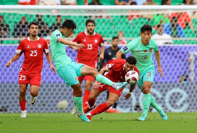 <yonhap photo-4758="">중국 축구대표팀 류양과 레바논 이브라힘 알오마리가 17일 열린 2023 AFC 아시안컵에서 볼 경합을 펼치고 있다. 로이터=연합뉴스</yonhap>