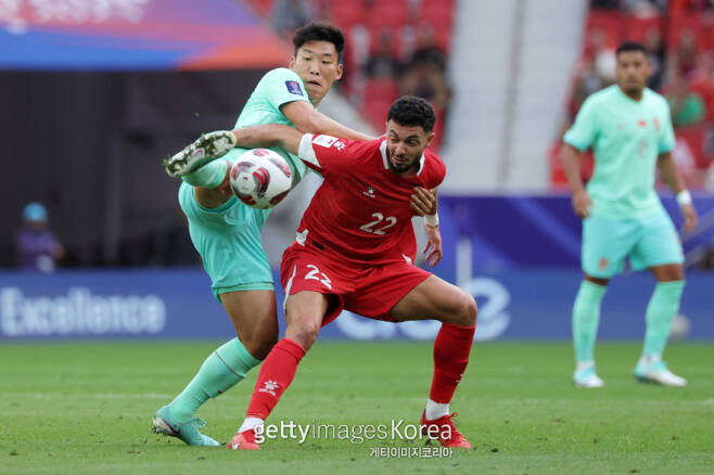 중국 축구대표팀 주천제(왼쪽)와 레바논 바셀 즈라디가 볼 경합을 펼치고 있다. 사진=게티이미지