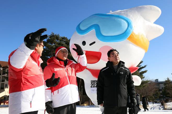 <yonhap photo-2614="">유인촌 문화체육관광부 장관이 13일 2024 강원 동계청소년올림픽대회 개막을 앞두고 현장 점검을 위해 강원도 정선 하이원리조트를 방문해 시설을 살펴보고 있다. 사진=문화체육관광부 제공. </yonhap>