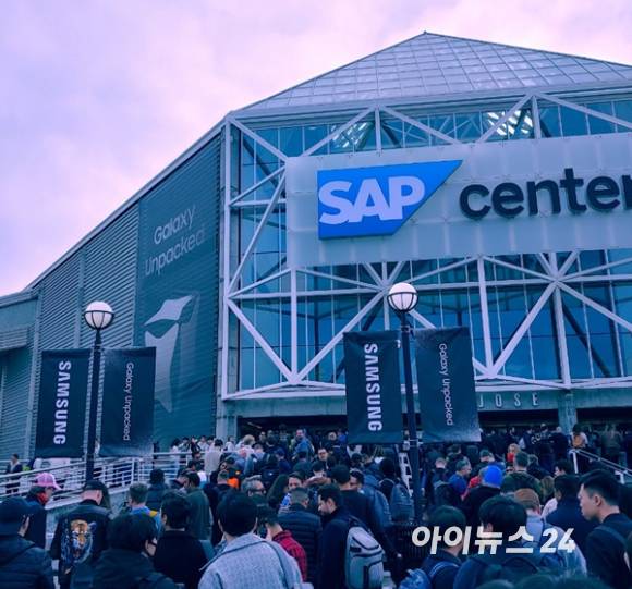17일(현지시간) 오전&nbsp;10시 미국 새너제이에 위치한 SAP센터에서 열린 '갤럭시 언팩&nbsp;2024'에 참석하기 위해 관람객들이 입장하고 있다. [사진=권용삼 기자]