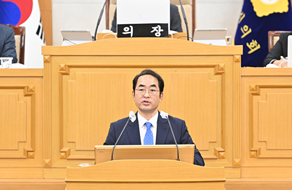 파주시의회 최유각 의원이 의회 단상에서 5분 발언을 하고 있다. [사진=파주시의회]