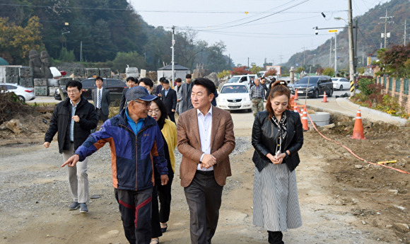 김동근 의정부 시장이 지난 10월 자일동 민원현장을 방문해 점검하고 있다. [사진=의정부시]