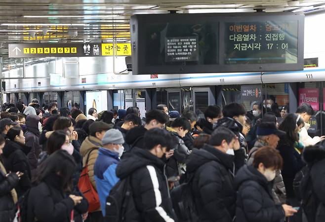 Passengers wait to board the subway at Line No. 4's Chungmuro Station on Jan. 9. (Yonhap)