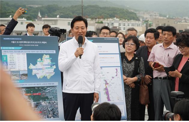 오세훈 서울시장이 지난해 6월30일 ‘북한산 고도지구’ 현황을 설명을 하고 있다. 서울시