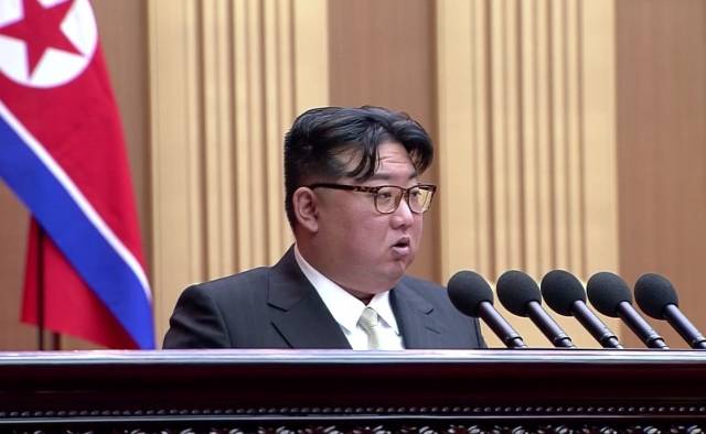 지난 15일 평양 만수대의사당에서 열린 최고인민회의 제14기 제10차 회의에서 김정은 북한 국무위원장이 시정연설을 하고 있다. 김 위원장은 "대한민국을 철두철미 제1의 적대국으로, 불변의 주적으로 확고히 간주하도록 교육교양 사업을 강화해야 한다는 것을 명기하는 것이 옳다"며 헌법 개정을 시사했다. 조선중앙TV 캡처, 뉴시스