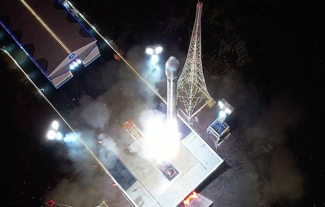 북한이 공개한 군사 정찰 위성 발사 모습. 조선중앙통신, 연합뉴스