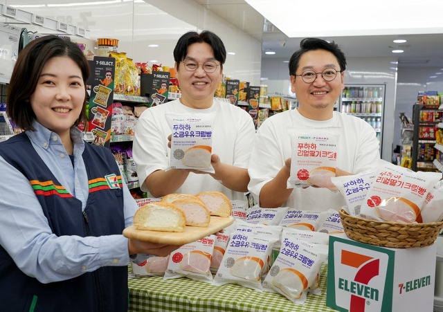 세븐일레븐이 세븐셀렉트 ‘푸하하 크림빵’을 출시한다고 밝혔다. 왼쪽부터 세븐일레븐 박진희MD, 푸하하 크림빵 임현&임훈 공동대표. 세븐일레븐 제공