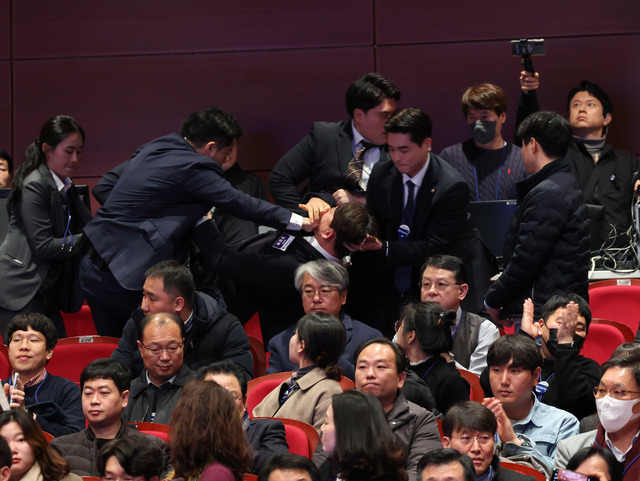 강성희 진보당 의원이 18일 전주시 덕진구 한국소리문화의전당 모악당에서 열린 전북특별자치도 출범식에서 경호원들에게 제지당해 끌려 나가고 있다. 연합뉴스