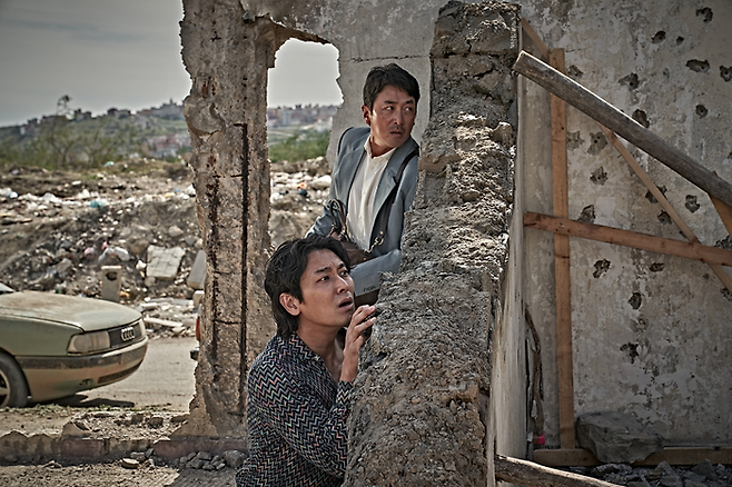 지난해 개봉 후 44일 만에 온라인동영상서비스(OTT)로 공개된 영화 ‘비공식 작전’(2023)의 한 장면. 쇼박스