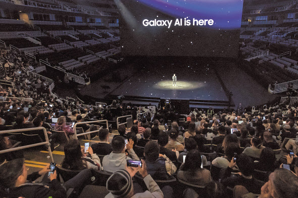 17일(현지시간) 미국 새너제이에 위치한 SAP센터에서 개최된 ‘갤럭시 언팩 2024(Galaxy Unpacked 2024)’ 행사에서 노태문 삼성전자 MX사업부장 사장이 기조연설을 하고 있다. [연합]
