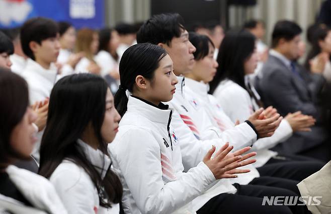 [서울=뉴시스] 김명년 기자 = 9일 오후 서울 송파구 올림픽파크텔에서 열린 2024 강원동계청소년올림픽대회 대한민국 선수단 결단식에서 피겨스케이팅 신지아가 박수를 치고 있다. 2024.01.09. kmn@newsis.com