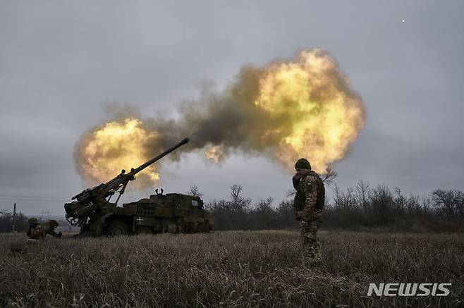 [아우디이우카(우크라이나)=AP/뉴시스]우크라이나군이 2022년 12월26일 우크라이나 도네츠크 지역의 아우디이우카 인근에서 프랑스제 세자르 155㎜ 자주포를 발사하고 있다. 프랑스는 재고 군사 장비를 러시아의 침략에 대항하는 우크라이나 지원에 투입해온 기존 정책에서 벗어나 새로 생산되는 무기 시스템을 지원하기 위해 우크라이나에 지원하는 일부 무기 시스템의 제조 시간을 절반 이하로 줄였다고 세바스티앙 레코르누 프랑스 국방장관이 18일 말했다. 2024.01.18.