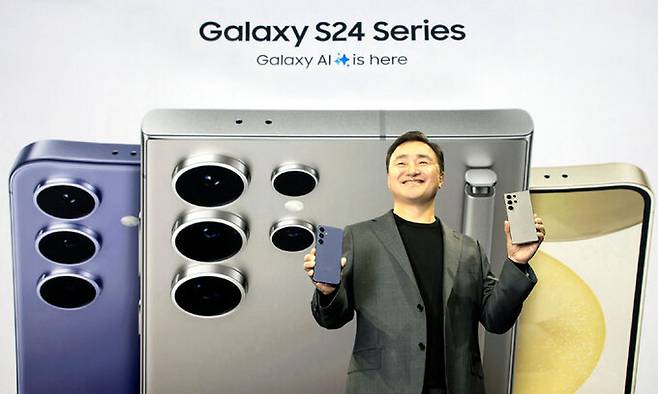 17일(현지시간) 미국 새너제이에 위치한 SAP센터에서 개최된 ‘갤럭시 언팩 2024(Galaxy Unpacked 2024)’ 행사에서 삼성전자 MX사업부장 노태문 사장이 인공지능(AI)을 통해 세상과 소통하는 혁신 제품 ‘갤럭시 S24 시리즈’를 공개하고 있다. 삼성전자 제공