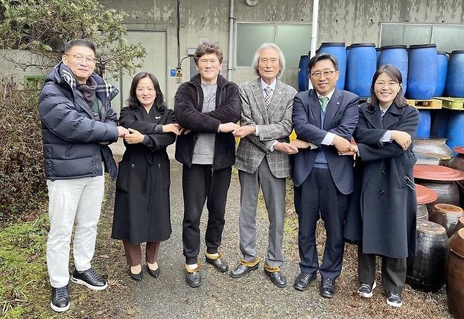 영농조합법인 금계식품 방문 현장 사진. 한국농수산식품유통공사 김춘진 사장(우측2번째), 임장옥 영농조합법인 금계식품 대표(우측3번째)aT 제공