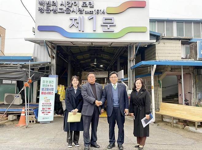 샘고을시장 방문 현장 사진. 한국농수산식품유통공사 김춘진 사장(우측2번째), 이흥구 샘고을시장 상인회 회장(좌측2번째)