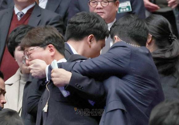 진보당 강성희 의원이 18일 전주시 덕진구 한국소리문화의전당 모악당에서 열린 전북특별자치도 출범식에서 윤석열 대통령이 입장하며 참석자들과 악수하는 동안 소동을 일으키다 경호원들에게 제지당하며 끌려나가고 있다. 2024.1.18 연합뉴스