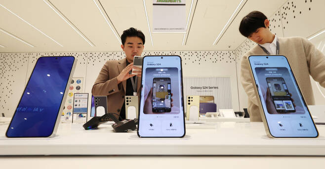 인공지능(AI) 스마트폰 갤럭시 S24 시리즈 공식 출시를 앞둔 18일 오전 서울 마포구 삼성스토어 홍대에 전시된 갤럭시 S24 시리즈를 관계자가 살펴보고 있다. ⓒ연합뉴스