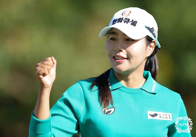 KLPGA 투어에서 자신감을 쌓은 성유진이 올해 미국 LPGA 투어에 진출해 더 큰 꿈을 펼친다.  국내대회에서 버디를 잡고 주먹을 불끈 쥐는 성유진. ｜KLPGA 제공