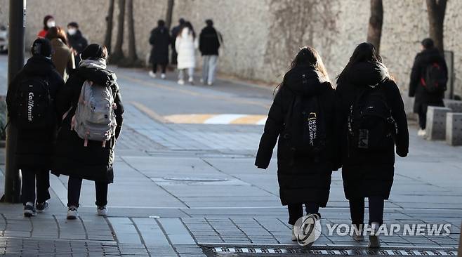 하교하는 학생들 [연합뉴스 자료사진]