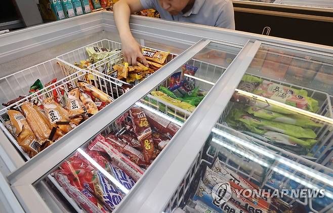 아이스크림 물가, 전체 물가 상승률의 4.7배 (서울=연합뉴스) 이재희 기자 = 통계청 국가통계포털 자료에 따르면 7월 아이스크림 소비자물가지수는 118.99로 지난해 동월 대비 10.7% 상승했다. 이는 전체 물가 상승률(2.3%)의 4.7배에 달하는 것이다. 이는 빙과업체들이 원자재 가격, 전기·가스요금 등의 인상을 이유로 제품 가격을 올렸기 때문이다. 사진은 7일 서울 한 편의점에 진열된 아이스크림. 2023.8.7 scape@yna.co.kr