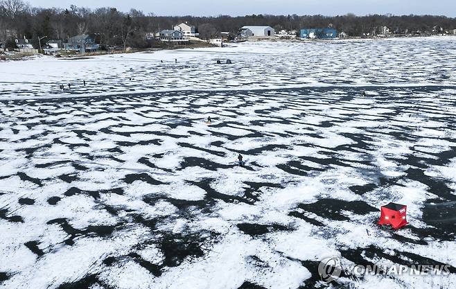 미국 일리노이주의 얼어붙은 호수 [EPA=연합뉴스. 재판매 및 DB 금지]