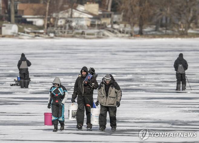 미국에서 얼어붙은 호수 위를 걸어다니는 사람들 [EPA=연합뉴스. 재판매 및 DB 금지]