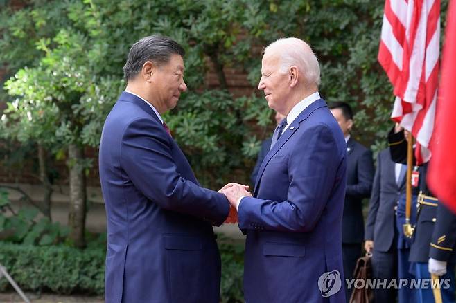 조 바이든 미국 대통령과 시진핑 중국 국가주석이 2023년 11월 15일(현지시간) 미국 캘리포니아주 우드사이드에서 만나 손을 맞잡고 있다. 두 정상은 이날 샌프란시스코에서 열리는 아시아태평양경제협력체(APEC) 정상회의를 계기로 약 1년 만에 대좌했다. 
[UPI 연합뉴스 자료사진. 중국 외교부 제공]