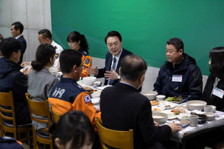 윤석열 대통령이 19일 강원도 강릉시 한 순두부 음식점에서 열린 강원지역 민생 현장 근무자 격려오찬에서 격려 발언을 하고 있다. (사진=대통령실)