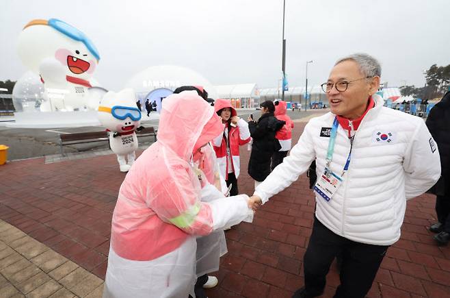 유인촌 문화체육관광부 장관이 19일 오후 강원도 강릉시에 마련된 2024 강원 동계청소년올림픽 개회식장 인근 홍보 시설들을 둘러보며 자원봉사자들을 격려하고 있다(사진=연합뉴스).