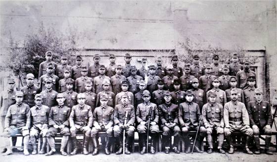 731부대의 단체 사진. 출처=아사히 신문.