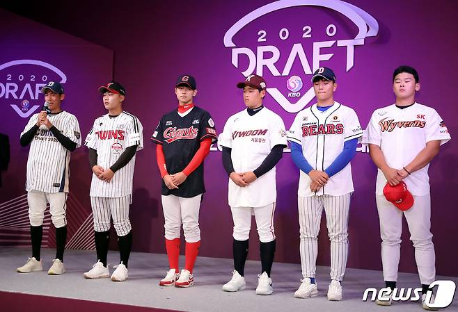 26일 오후 서울 중구 웨스틴조선호텔 그랜드볼룸에서 열린 2020 KBO 신인 드래프트에서 1라운드 지명을 받은 정구범(왼쪽부터), 김윤식, 홍민기, 이종민, 장규빈, 전의산 선수가 무대에 올라 포부를 밝히고 있다 .2019.8.26/뉴스1 ⓒ News1 박정호 기자