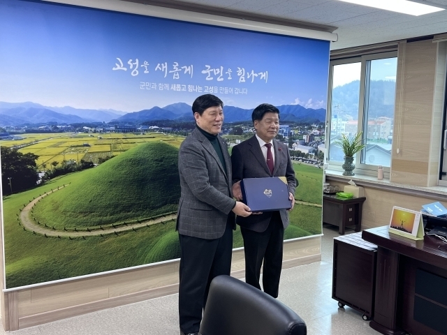 허구연 총재(왼쪽)와 이상근 고성군수. (KBO 제공)