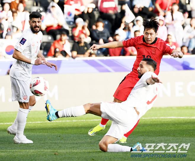 15일(현지시간) 카타르 도하 자심 빈 하마드 스타디움에서 열린 2023 아시아축구연맹(AFC) 카타르 아시안컵 대한민국과 바레인의 경기. 이강인이 슈팅을 시도하고 있다. 도하(카타르)=박재만 기자 pjm@sportschosun.com/2023.01.15/