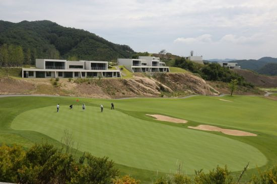 빌라듄스에 머물면 자연 속에서 낯선 풍경을 경험할 수 있다.