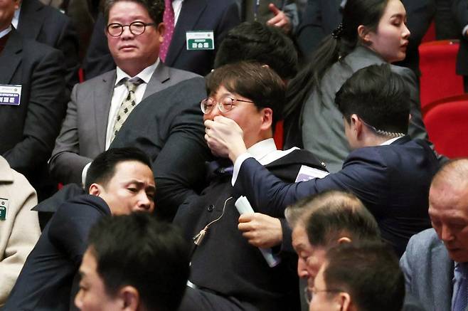 강성희 진보당 의원이 18일 전주 덕진구 한국소리문화의전당 모악당에서 열린 전북특별자치도 출범식에서 윤석열 대통령이 참석자들과 인사하는 동안 경호원들에게 끌려 나가고 있다. 사진=대통령실통신사진기자단, 뉴시스