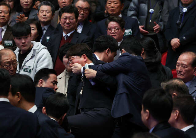 지난 18일 전북 전주 한국소리문화의전당 모악당에서 열린 전북특별자치도 출범식에서 강성희 진보당 의원이 윤석열 대통령이 입장하며 참석자들과 악수하는 동안 경호원들에게 제지당해 끌려나가고 있다. 연합뉴스