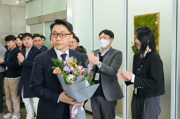 김진욱 고위공직자범죄수사처(공수처)장이 19일 정부과천청사 공수처에서 비공개 이임식을 마친 뒤 직원들로부터 꽃다발을 받고 있다. [사진=공수처]