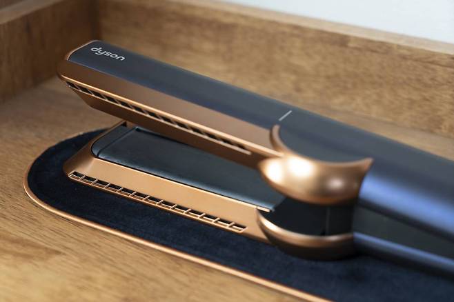 고데기라고 생각하면 굉장히 비싸지만, 모발 손상의 걱정이 없다는 점만으로도 장점이다 / 출처=IT동아