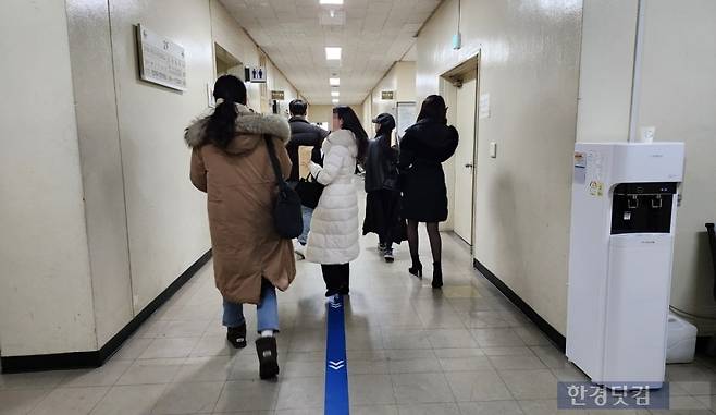 서울 서초구 서울중앙지법 경매법원에서 경매가 끝난 뒤 청년들이 법원을 나서고 있다. /  사진=오세성 한경닷컴 기자