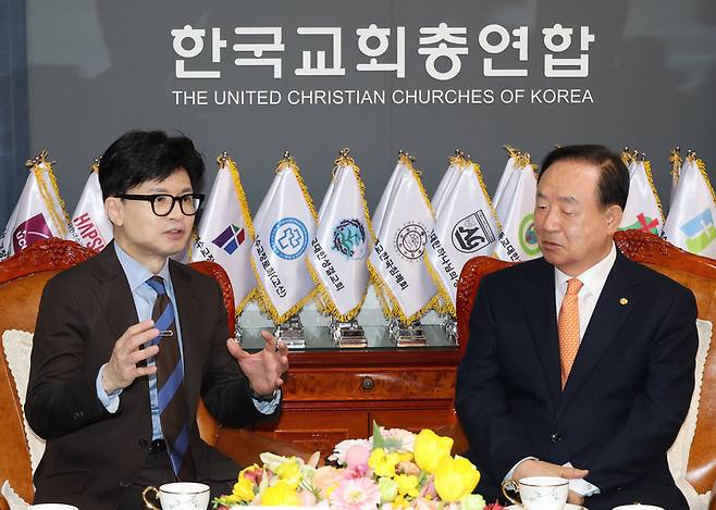 국민의힘 한동훈 비상대책위원장이 19일 종로구 한국기독교회관에서 장종현 한국교회총연합 대표회장을 만나고 있다. / 사진 = 연합뉴스