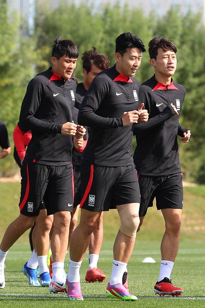 축구대표팀 주장 손흥민(가운데)이 동료들과 함께 요르단전을 준비하고 있다.  연합뉴스